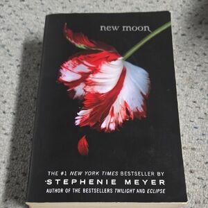New Moon by Stephenie Meyer Paperback